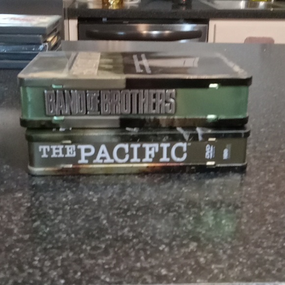 Hbo original - "Band of Brothers" and  "The Pacific" entire series in nice tin. - Picture 1 of 2